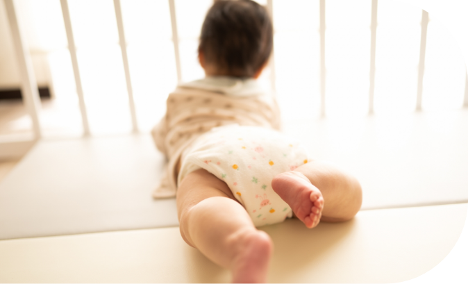 赤ちゃんの後ろ姿の写真